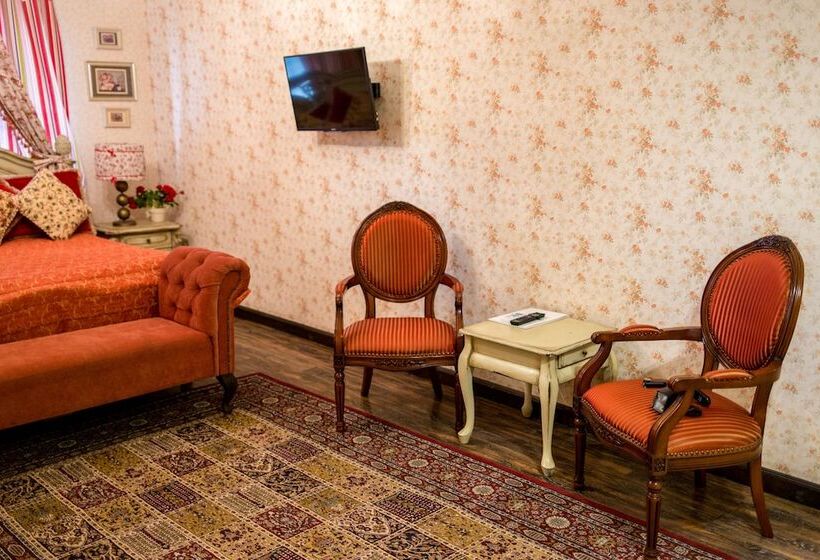 חדר משפחתי, Rasslabonov Country Home