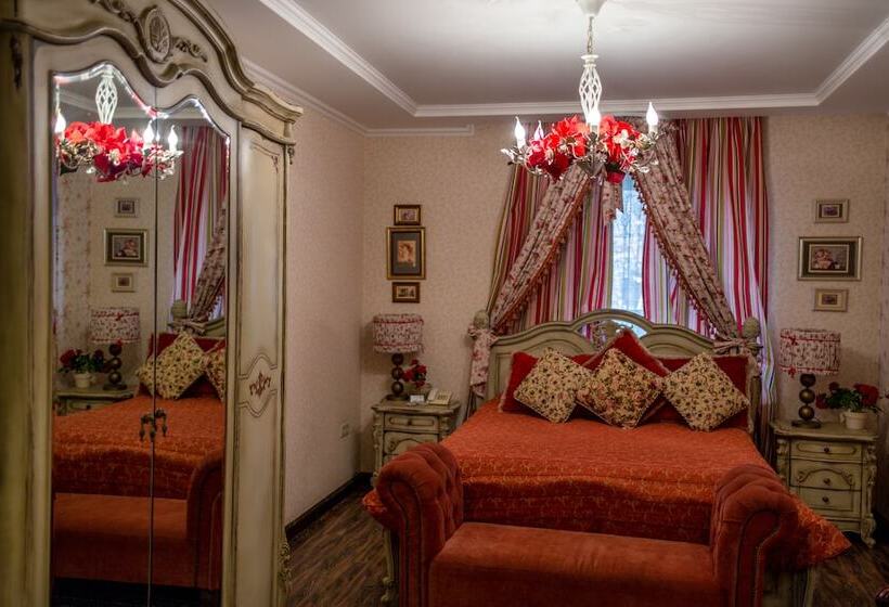 חדר משפחתי, Rasslabonov Country Home