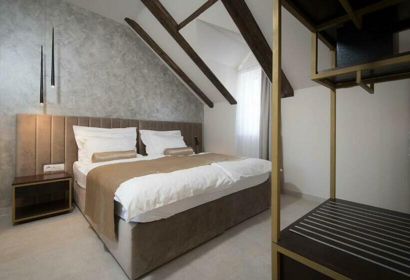 Quarto Deluxe, Sperone