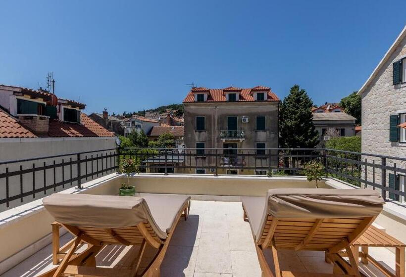 Quarto Deluxe, Sperone