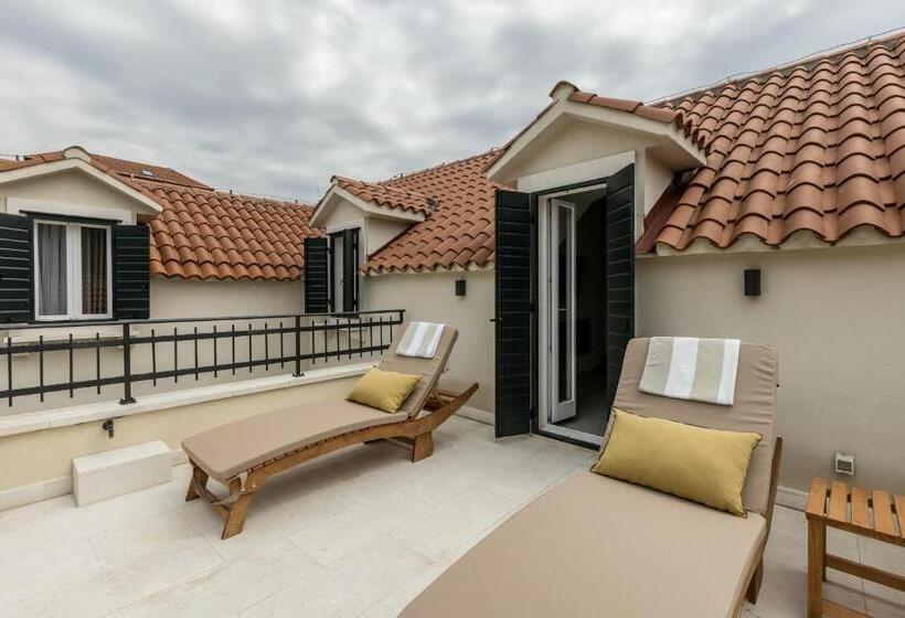 Quarto Deluxe, Sperone