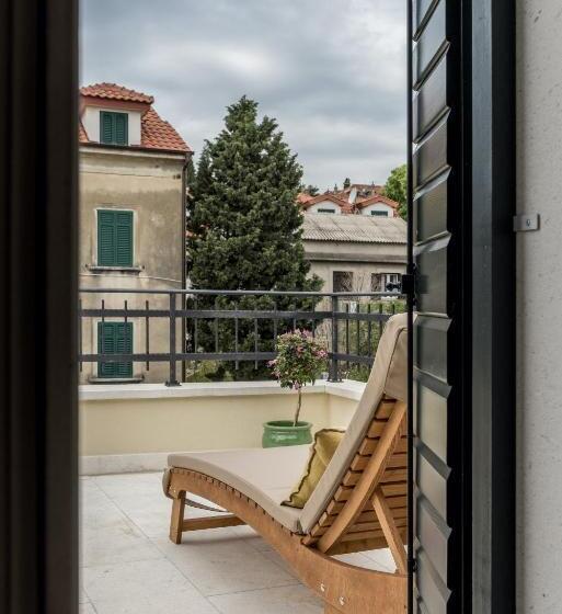 Quarto Deluxe, Sperone