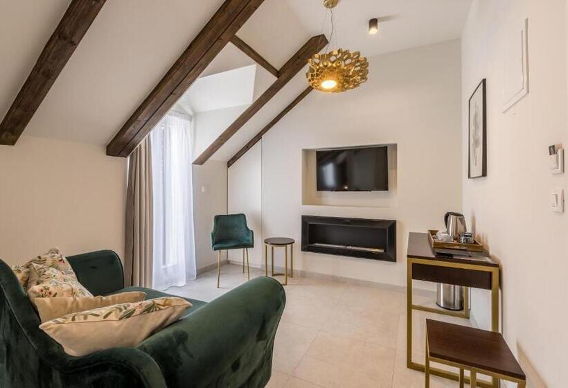 Quarto Deluxe, Sperone