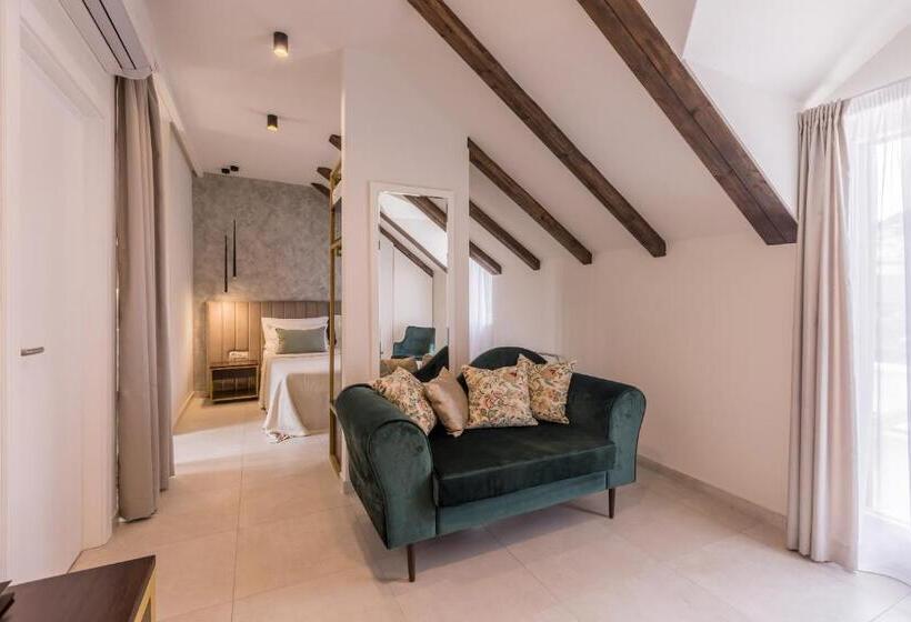 Quarto Deluxe, Sperone