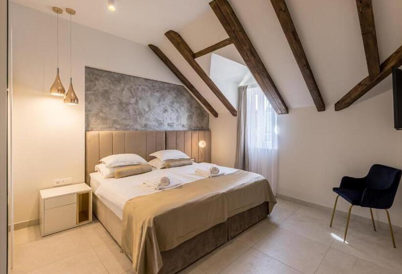 Quarto Estandar, Sperone