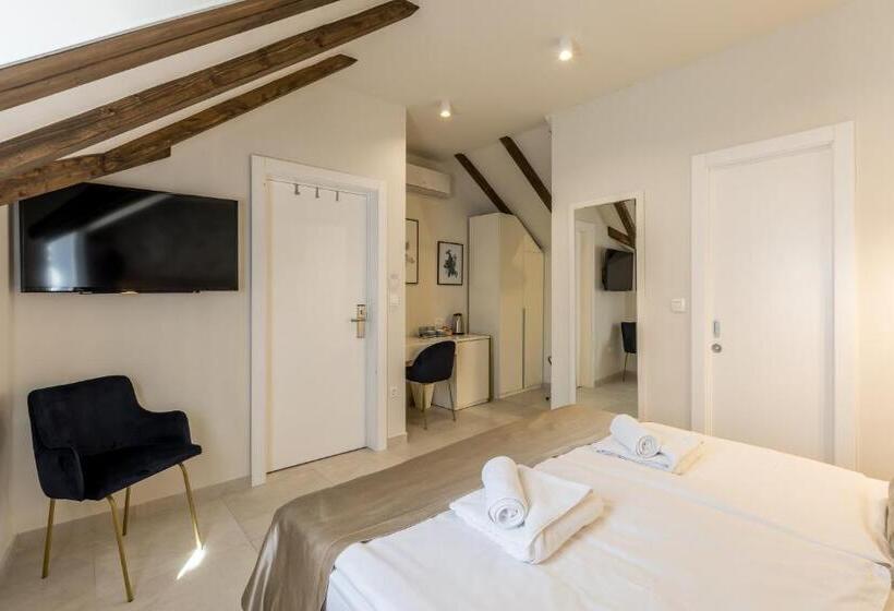 Quarto Estandar, Sperone