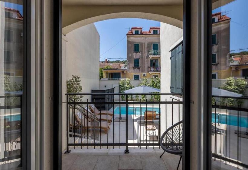 Quarto Deluxe com Sacada, Sperone