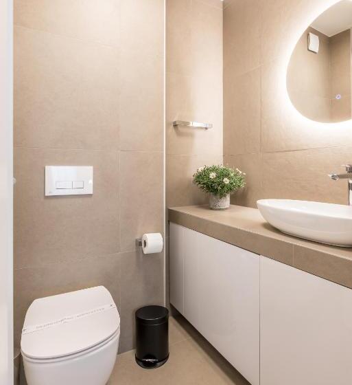 Quarto Estandar Interior, Sperone