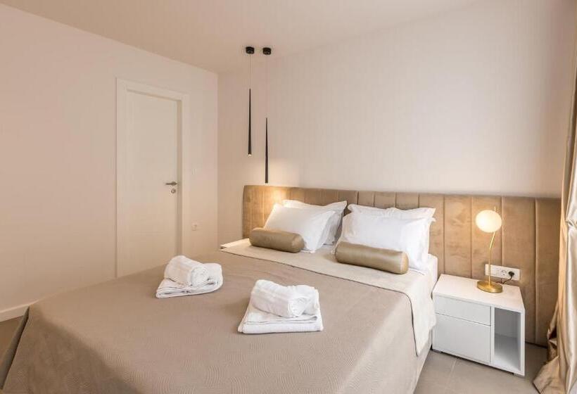 Quarto Estandar Interior, Sperone