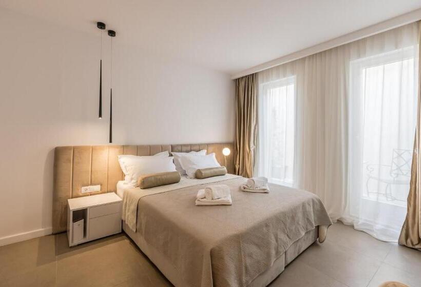 Quarto Estandar Interior, Sperone