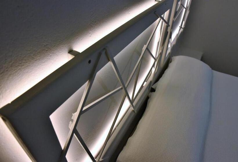 غرفة قياسية, Avra Milos