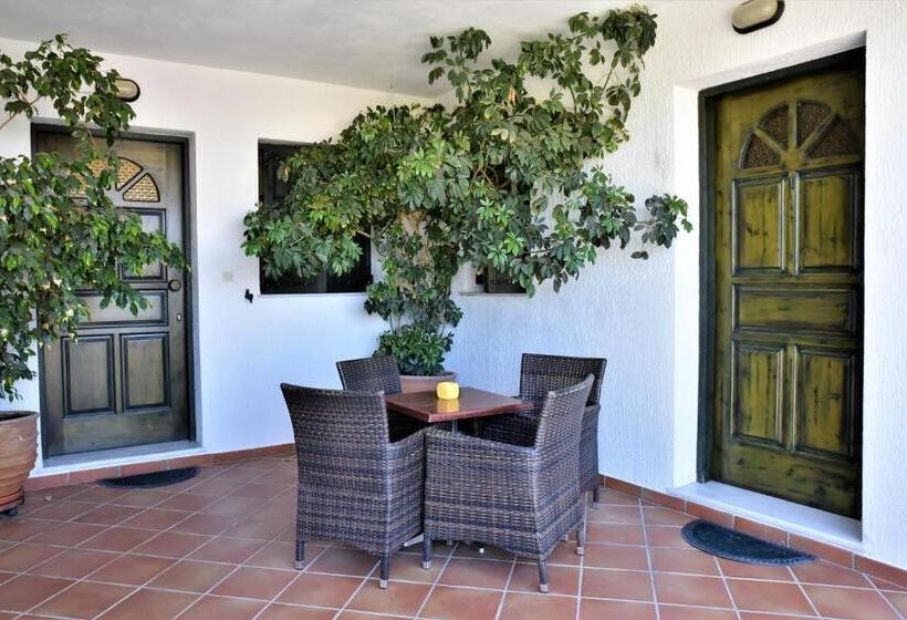 إستوديو سوبيريور, Avra Milos