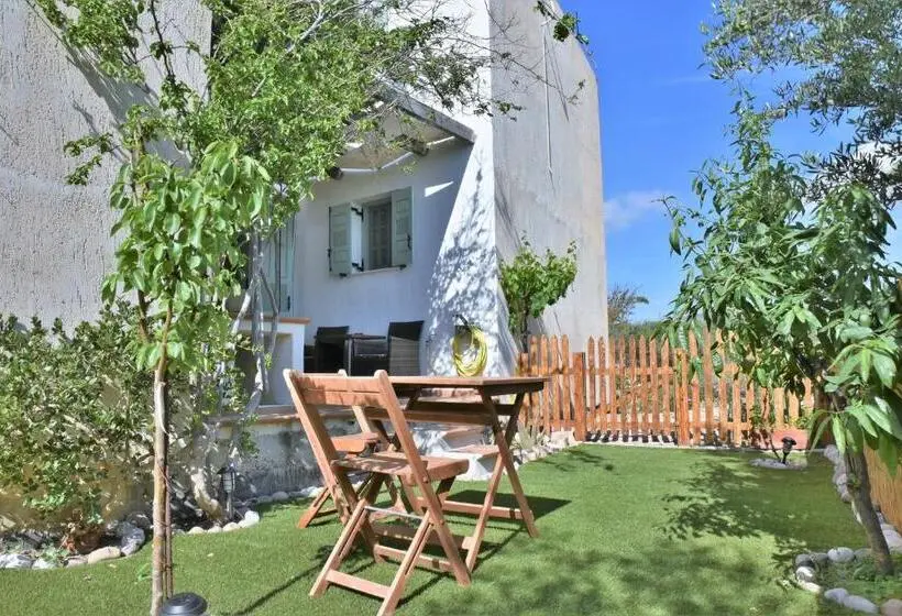 استودیوی لوکس, Avra Milos