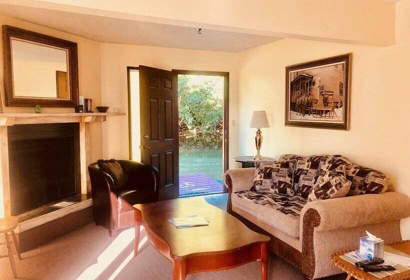 جناح, Driftwood Inn