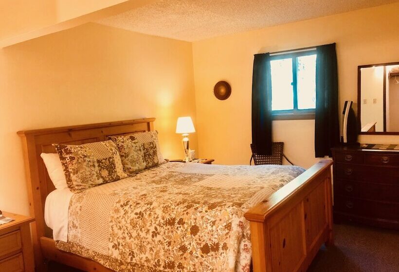 جناح, Driftwood Inn