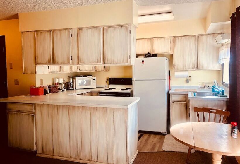 스위트, Driftwood Inn