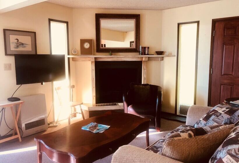 جناح, Driftwood Inn