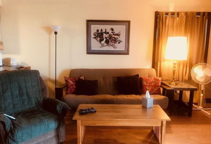 جناح, Driftwood Inn