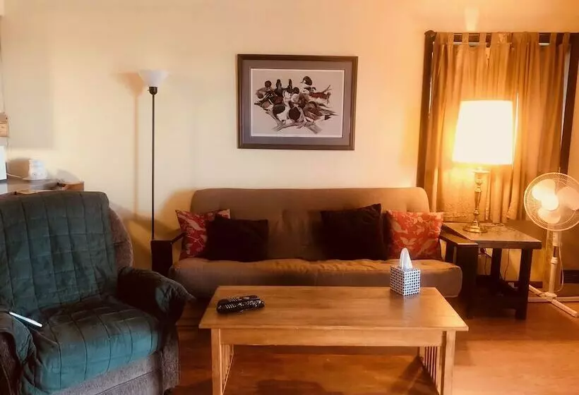スイート, Driftwood Inn