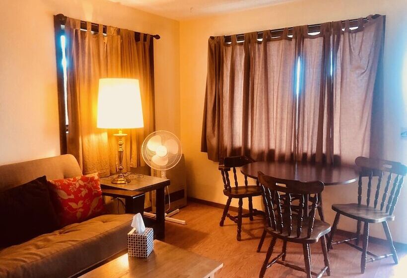 جناح, Driftwood Inn