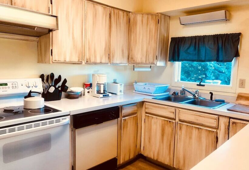 جناح غرفتين نوم, Driftwood Inn