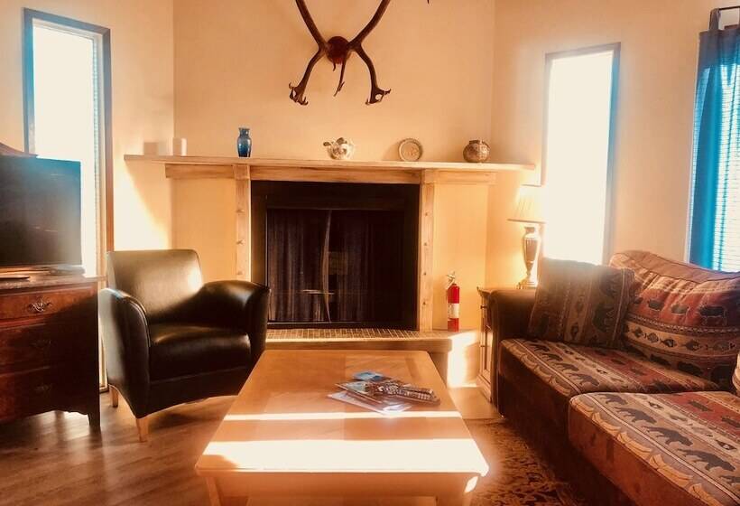 جناح غرفتين نوم, Driftwood Inn