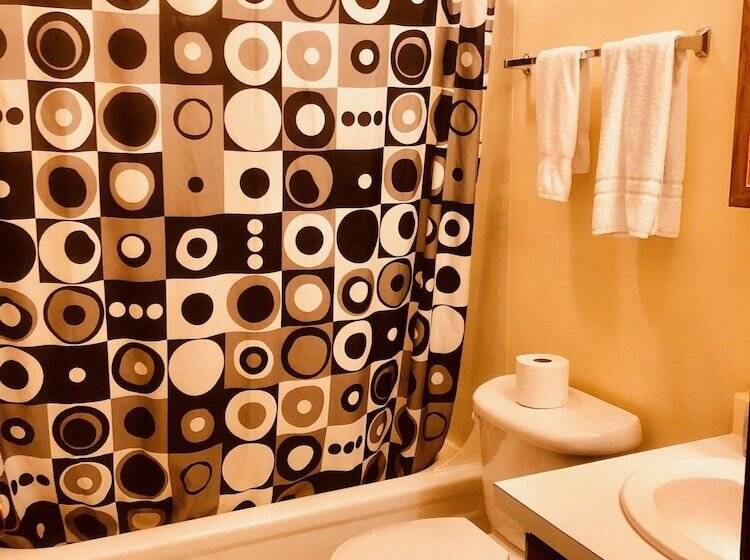 جناح غرفتين نوم, Driftwood Inn