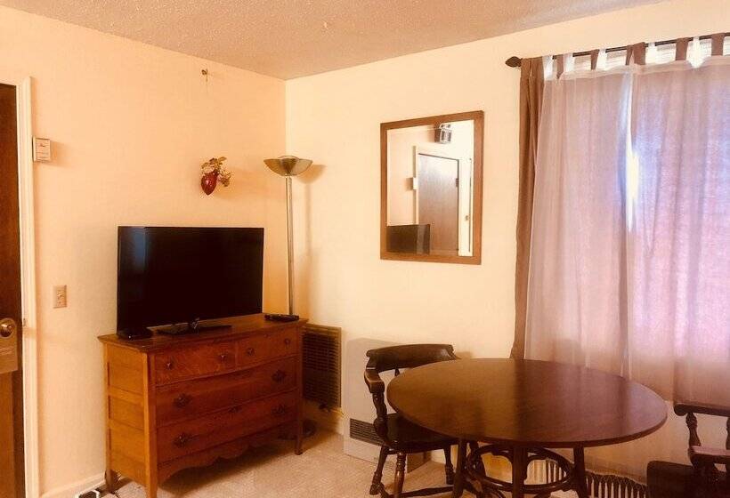 جناح, Driftwood Inn