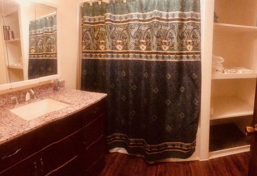 جناح, Driftwood Inn