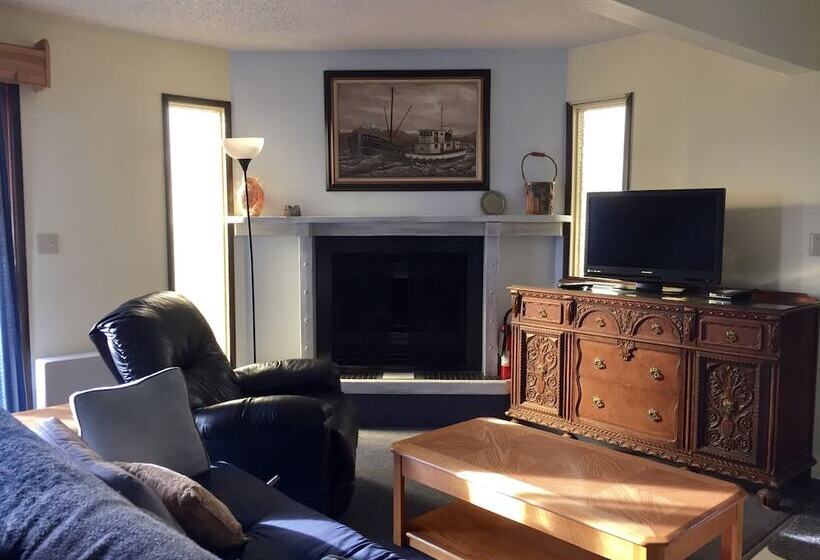 جناح, Driftwood Inn