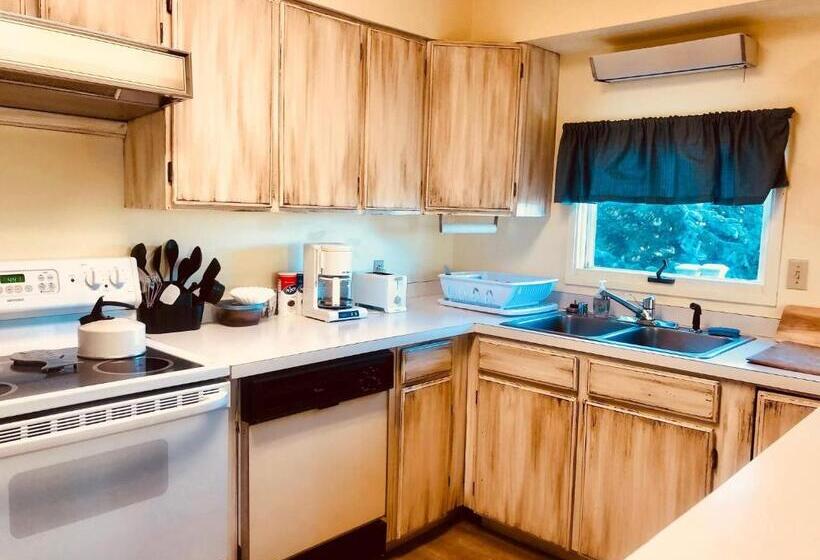 جناح غرفتين نوم, Driftwood Inn