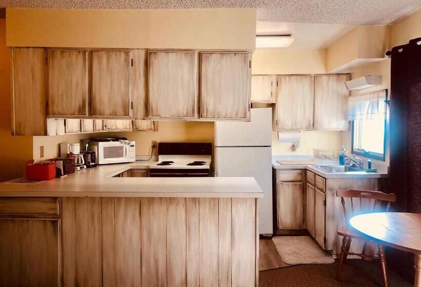 جناح, Driftwood Inn