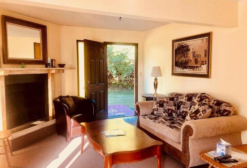 جناح, Driftwood Inn