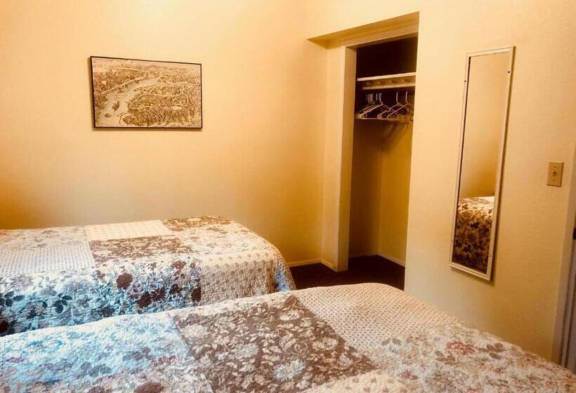 جناح, Driftwood Inn