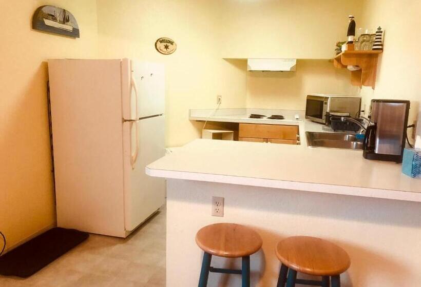 جناح, Driftwood Inn