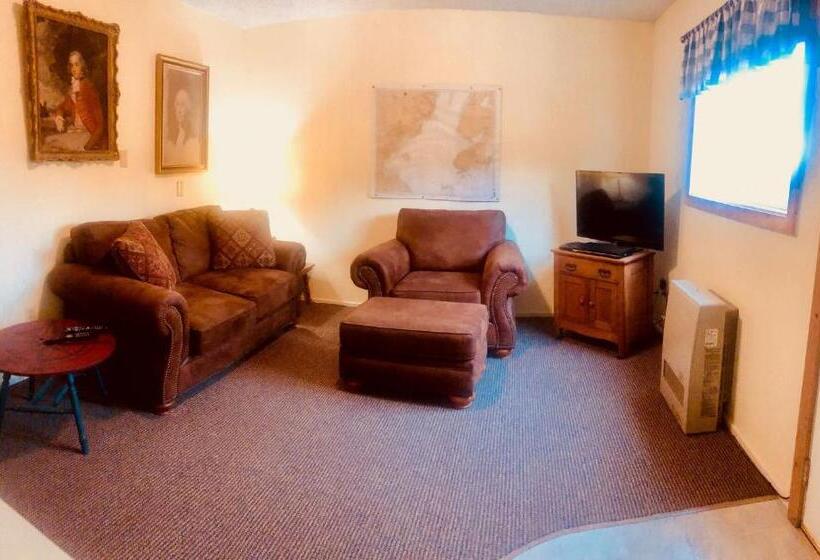 جناح, Driftwood Inn