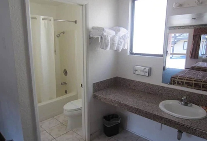 Номер Стандарт 2 Двуспальные Кровати, Monterey Fairgrounds Inn