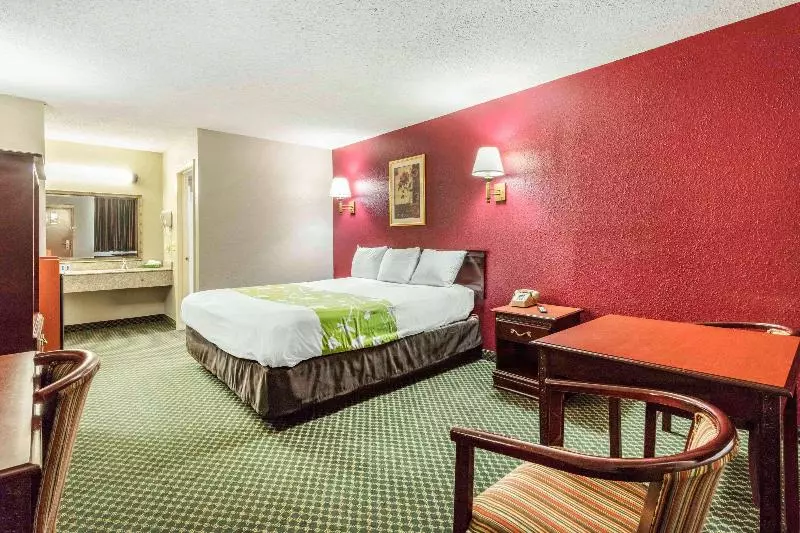 キングサイズベッドのスタンダードルーム, Rodeway Inn Prattville I65