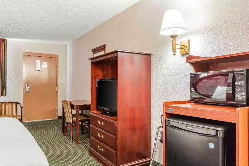 キングサイズベッドのスタンダードルーム, Rodeway Inn Prattville I65