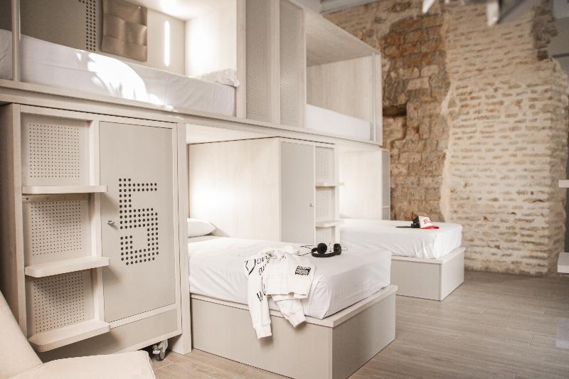 اتاق خانوادگی, Room00 Salvador Hostel