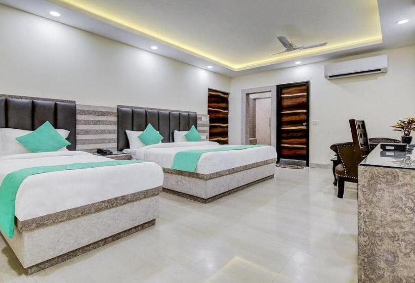 جناح عائلي, Mahajan International, Delhi Airport