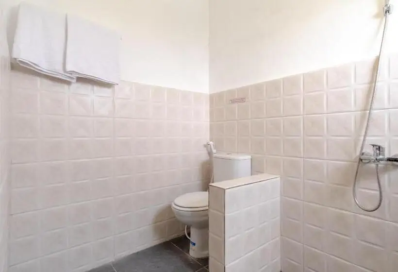 デラックスルーム, Capital O 92444 Kamojo Guest House