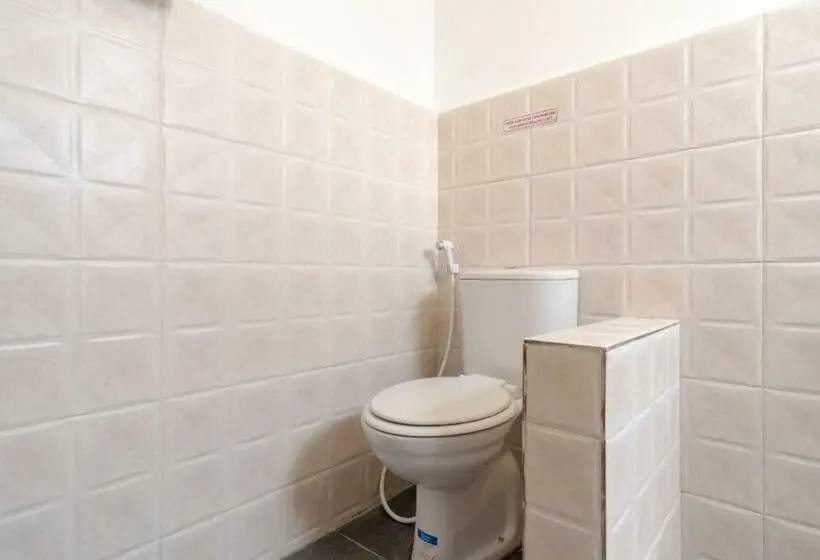 デラックスルーム, Capital O 92444 Kamojo Guest House