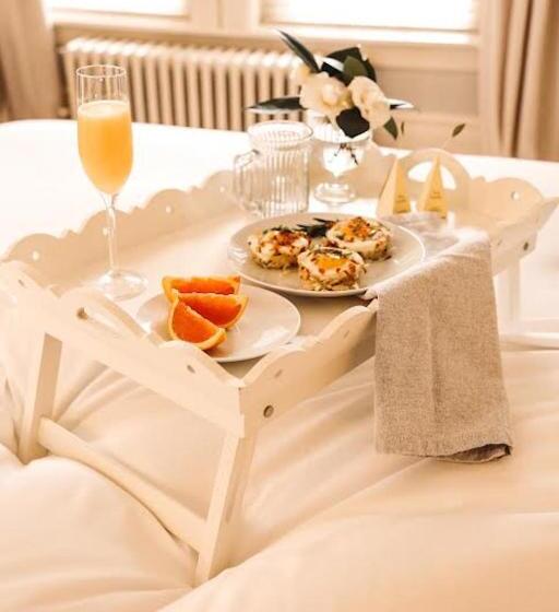 스탠다드 룸, The Pinner House