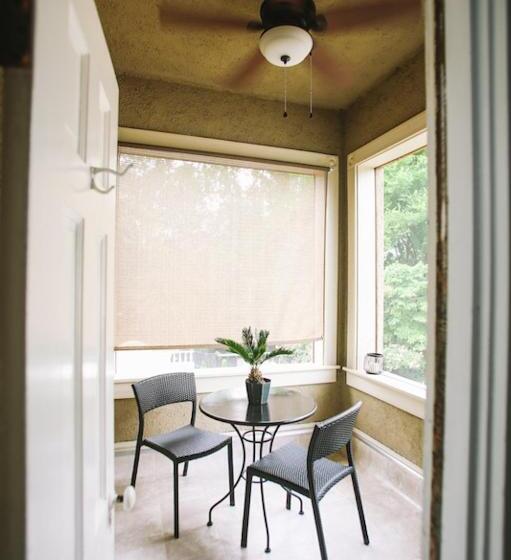 스탠다드 룸, The Pinner House