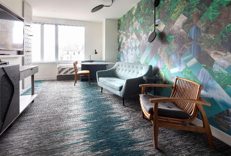 带大床的小型套房, Canvas Moncton, Tapestry Collection By Hilton
