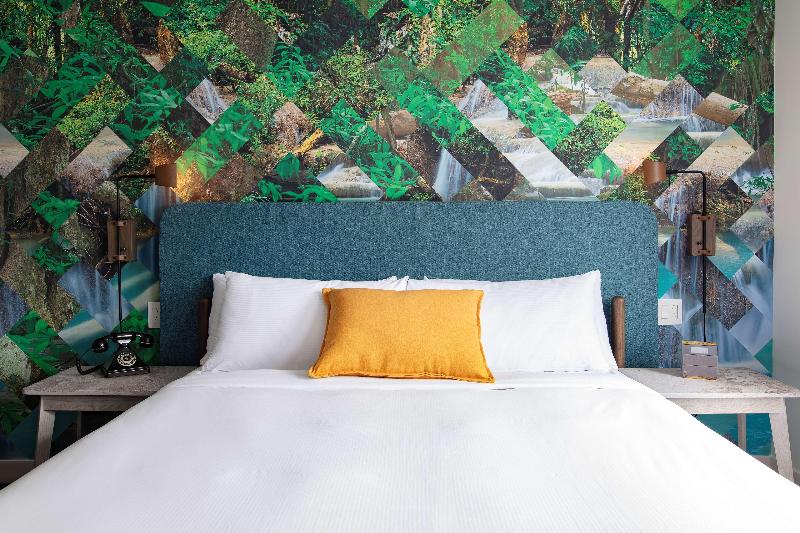 带大床的小型套房, Canvas Moncton, Tapestry Collection By Hilton