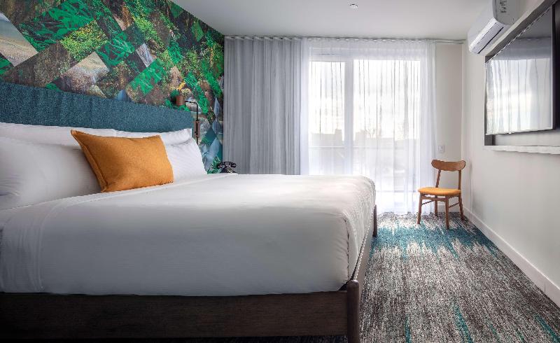 带大床的套房, Canvas Moncton, Tapestry Collection By Hilton