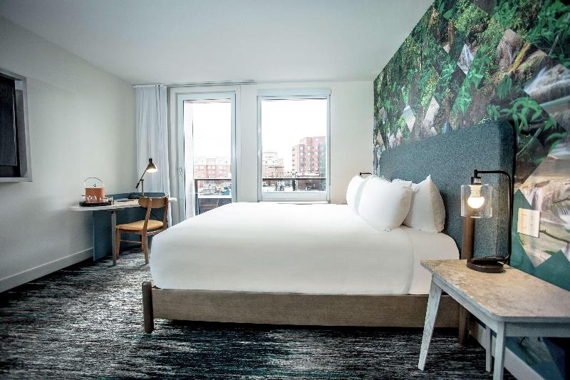 带大床的标准间, Canvas Moncton, Tapestry Collection By Hilton