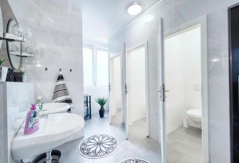 اتاق استاندارد یک نفره, Pension Amanda